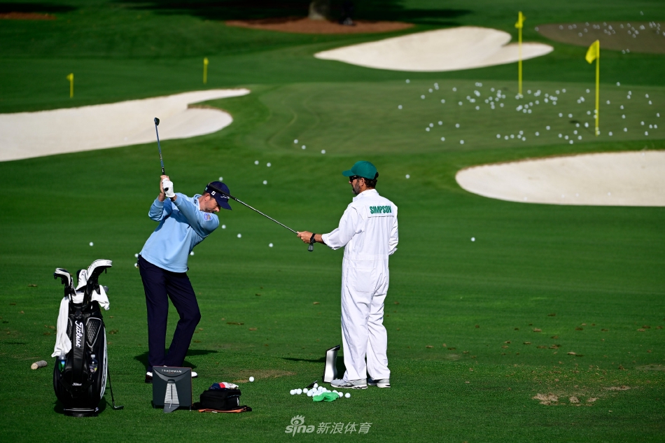 观众席上座无虚席，球迷们翘首以盼，色彩缤纷的服装点缀在绿意盎然的球场之间，宛如一幅生动的春日盛会画卷。