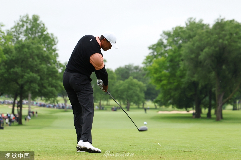 伍兹在击球后下意识地护住受伤的右腿，疼痛让他的身体姿态显得不再舒展。