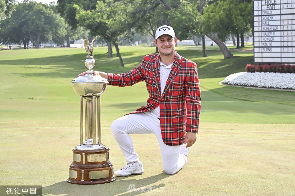 格里洛深情亲吻冠军奖杯，银色的奖杯与他激动的面容交相辉映，见证荣耀归来