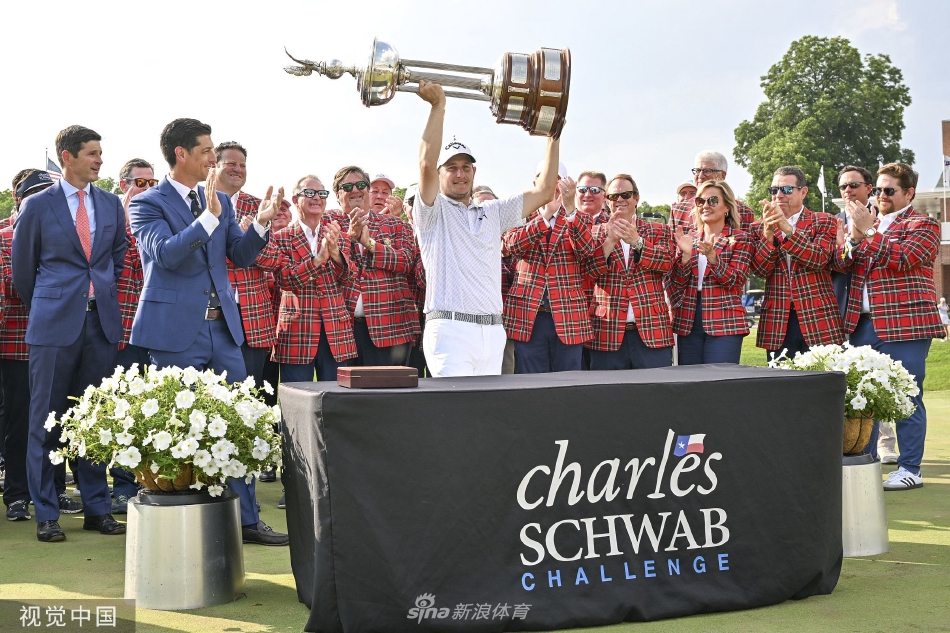 格里洛振臂欢呼，仰天长啸，尽情释放积压七年半的激情与压力