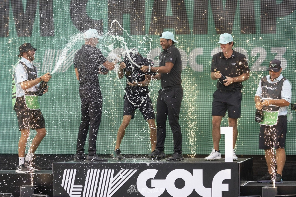 瓦尔纳三世挥臂庆祝胜利瞬间，身后是波光粼粼的波托马克河与绿意盎然的球场