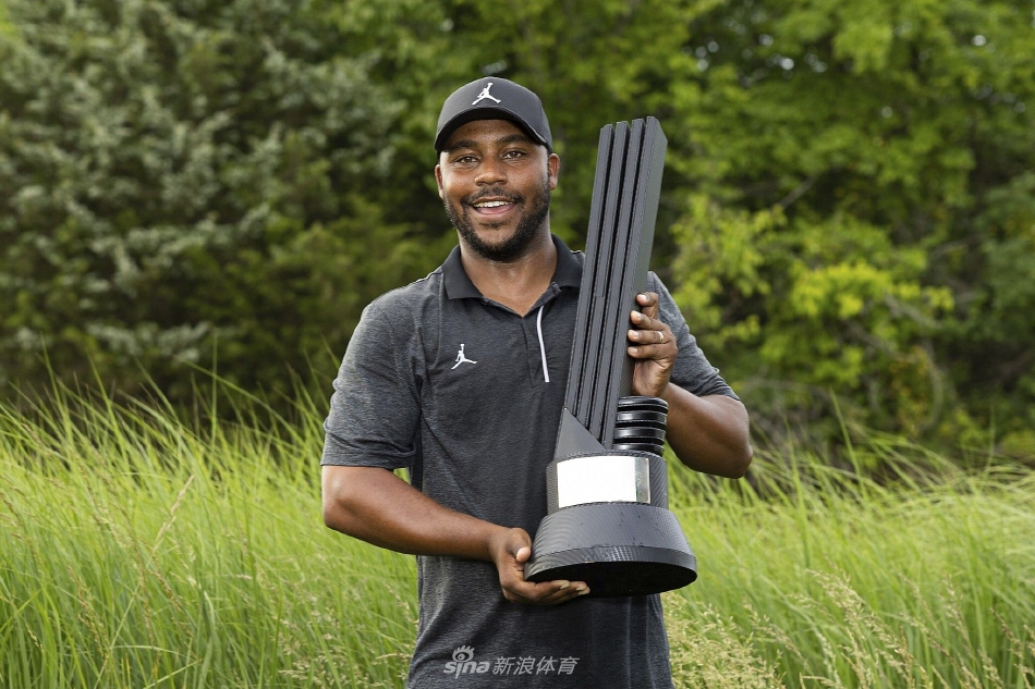 瓦尔纳三世与团队成员共同庆祝团体季军，共享胜利的喜悦时刻