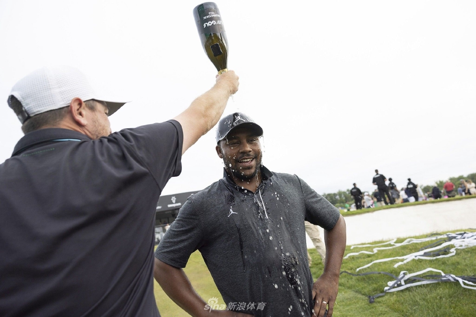 特朗普国家高尔夫俱乐部冠军球场俯瞰图，球道与波托马克河蜿蜒交织，风景如画