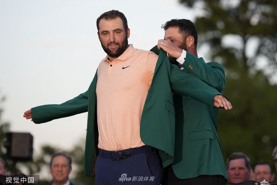 夕阳余晖下，舍夫勒独自走在奥古斯塔第15洞球道上，身影坚定而专注