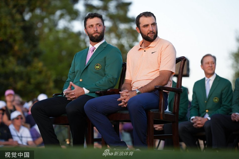 舍夫勒身穿冠军绿夹克，在奥古斯塔标志性的记分牌前与家人深情拥抱庆祝