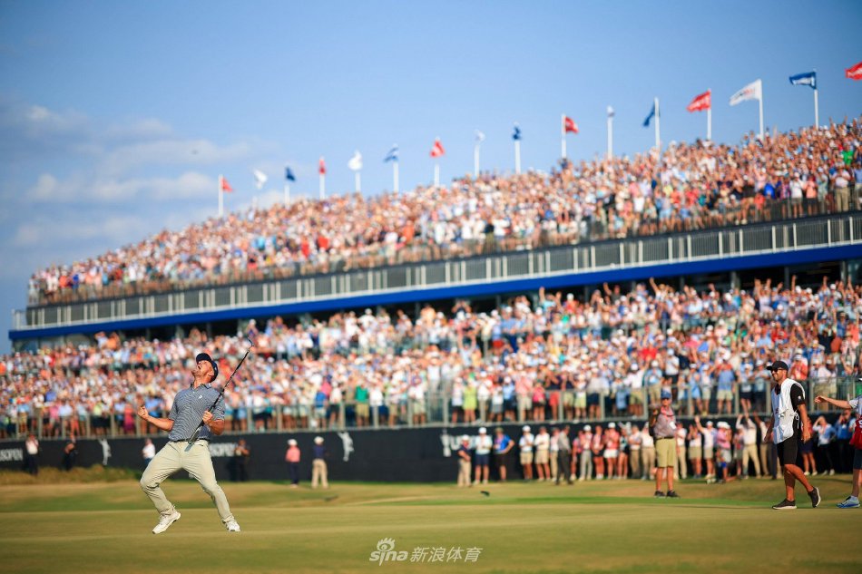 德尚博振臂高呼走向观众,与热情球迷击掌相庆,共享冠军时刻