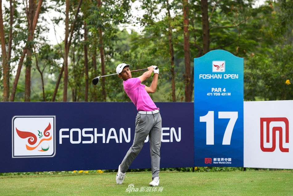 全景俯瞰佛山高尔夫球会，蜿蜒的球道如翡翠缎带镶嵌于大地，水障碍波光粼粼