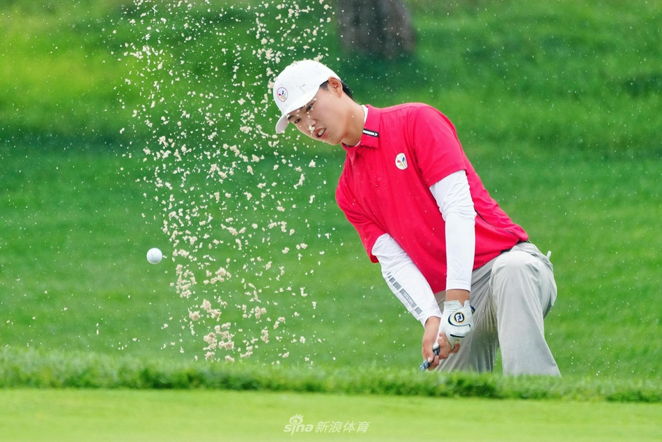 蓝队女将殷小雯在沙坑中精准救球，沙砾飞扬的瞬间定格了她果敢利落的身手。