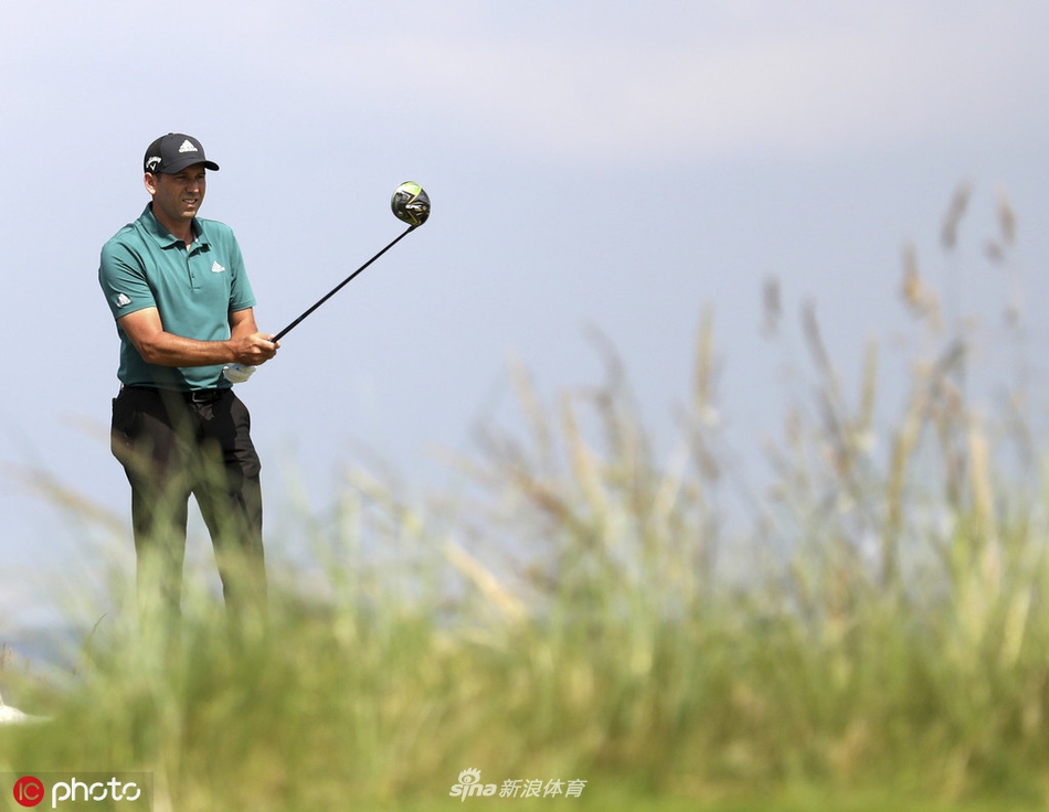 夕阳余晖洒在皇家波特拉什球场，金色光芒笼罩着果岭与沙坑，宁静中孕育着即将到来的激烈竞争
