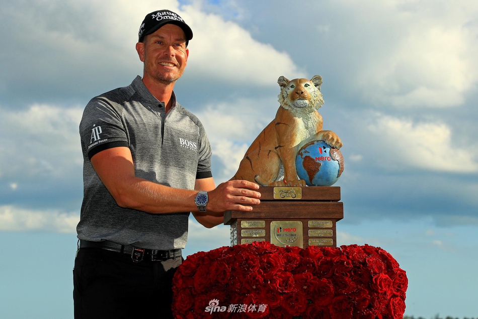 老虎伍兹在球道上凝视落点，海风拂过，表情专注而坚毅