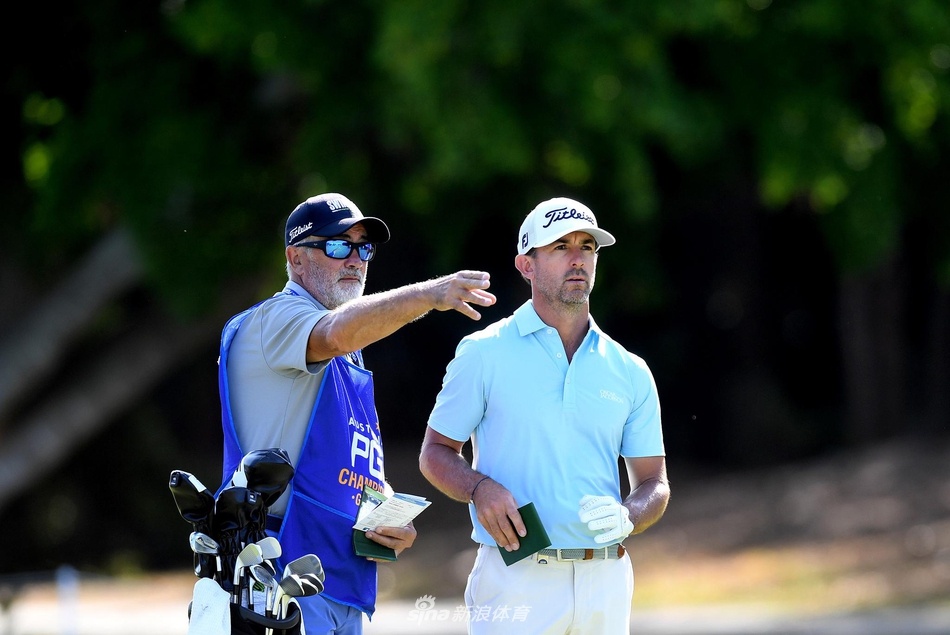 夕阳余晖洒在球场，球员与球童漫步球道勾勒出宁静剪影