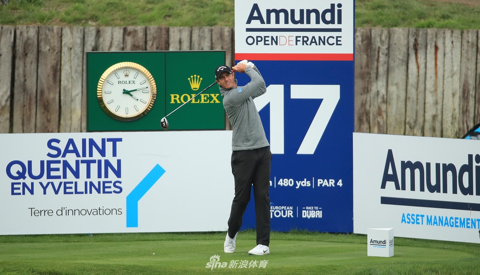 夺冠后考赛茨激动落泪，与球童紧紧相拥，七年的压力与艰辛在这一刻释放