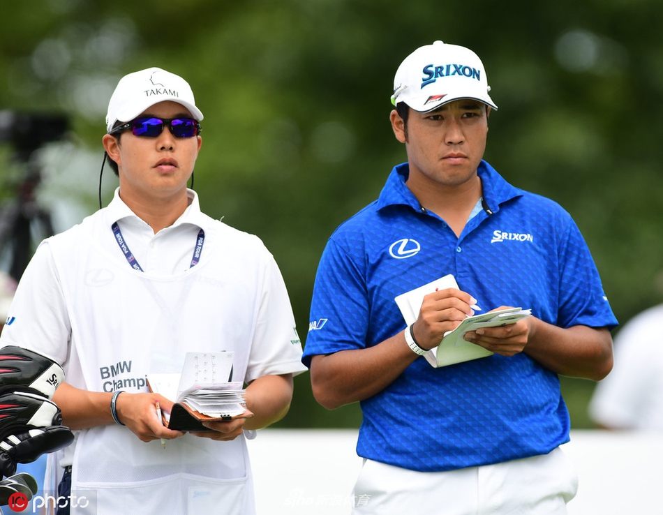 金色冠军奖杯在聚光灯下璀璨夺目，成为全场焦点