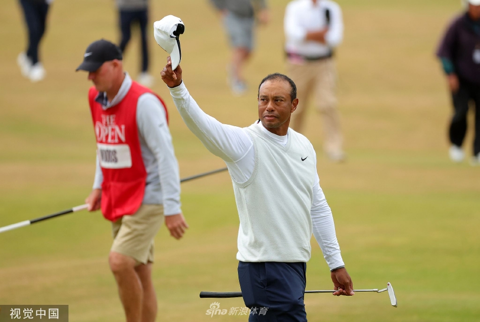 人山人海的观众挤满看台与山坡，所有人都面向同一个方向，举起手机或鼓掌，形成一幅向传奇致敬的震撼全景图