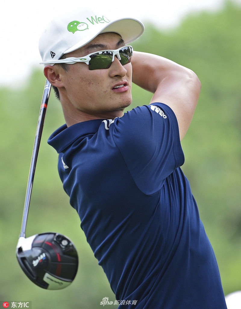 托马斯深情亲吻冠军奖杯的瞬间特写,他的眼神低垂,充满感情,奖杯表面清晰地映照出他喜悦的面容。