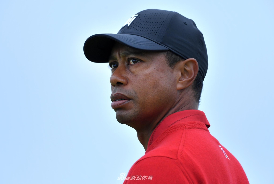 马克·利什曼在第十八洞果岭凝神推杆,锁定胜局后振臂欢呼