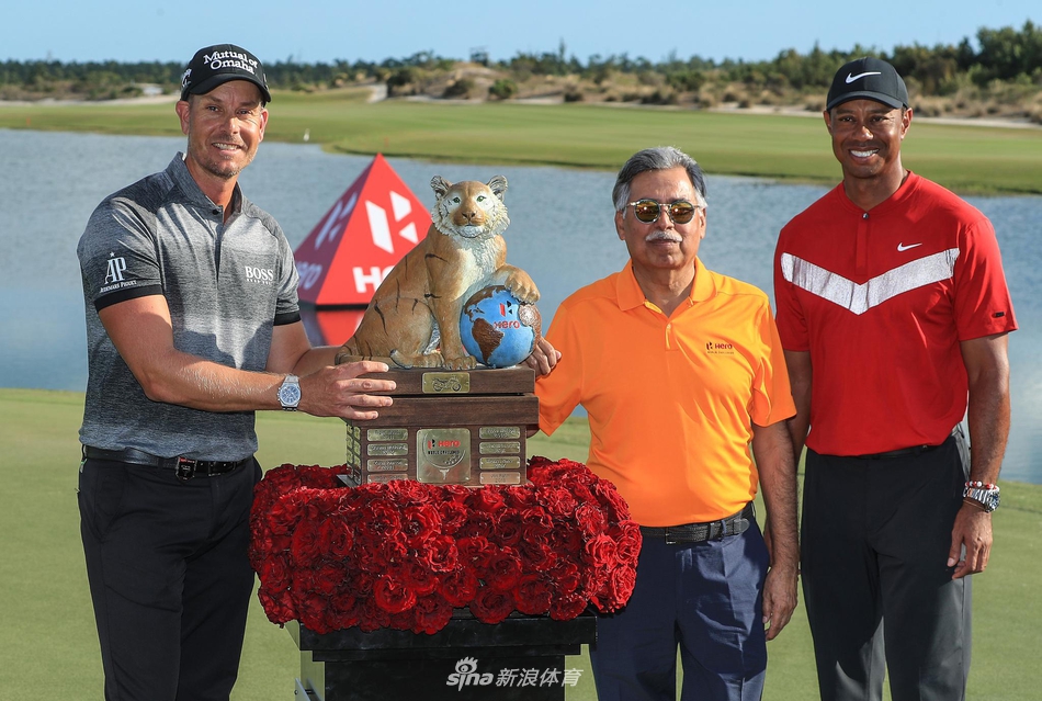 阿尔巴尼球场全景，蔚蓝海面、白色沙坑与绿茵球道交织，宛若天堂球场