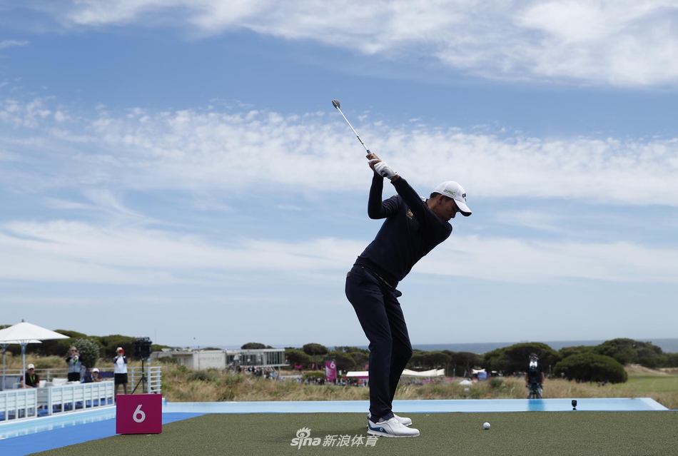 泰国队两名球员与他们的球童在决赛中并肩行走在球道上,四人步调一致,构成一幅和谐而充满斗志的画面,象征着团队的无间合作。