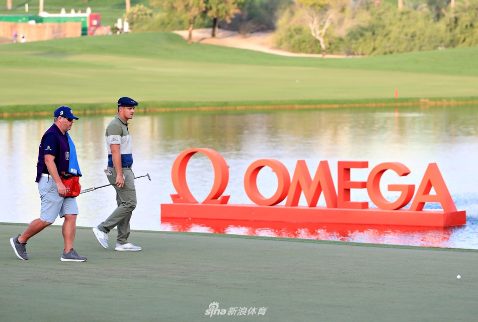 德尚博使用一号木开球，挥杆动作充满爆发力，球杆在空气中划出急速的弧线