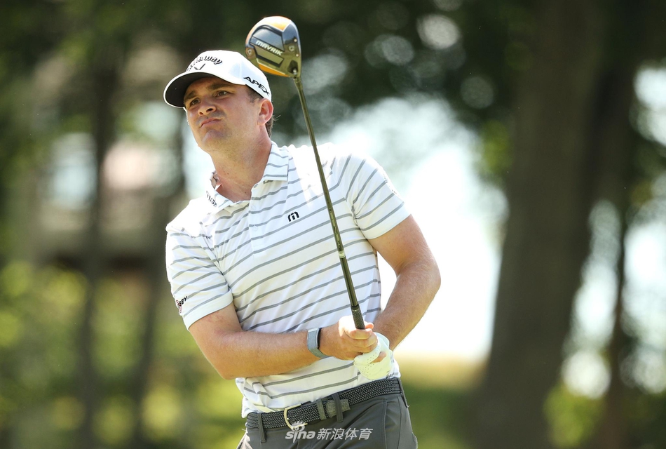 维尔-高登全力挥杆，阳光勾勒出他年轻而专注的侧影，白色小球即将划破天际