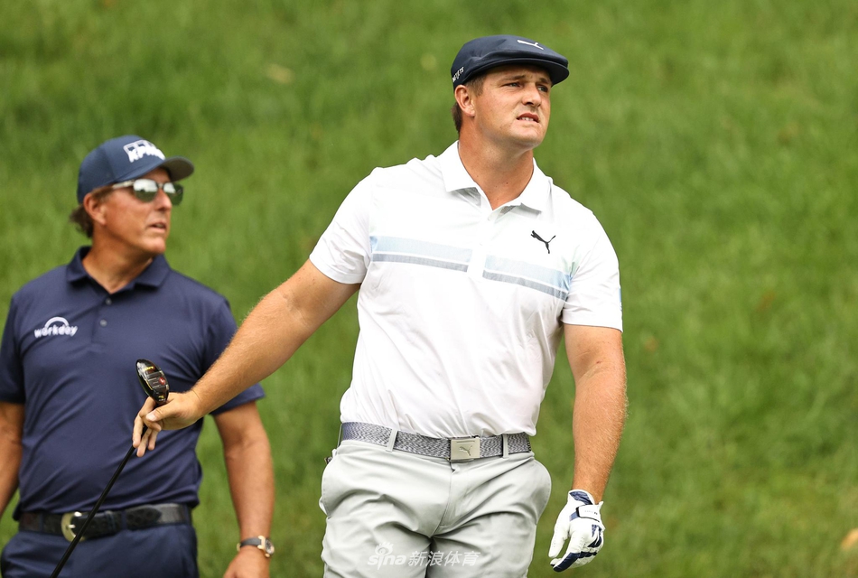 赞德-谢奥菲勒从容走下场，与球童交流下一洞策略，神情专注而冷静