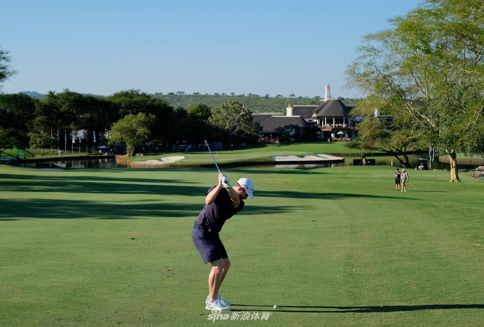 夺冠时刻,拉拉扎巴尔激动地高举双臂庆祝,脸上洋溢着释放与喜悦的笑容,观众在背景中欢呼。