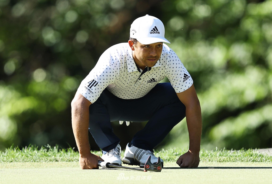 布莱森-德尚博展示其招牌式的暴力开球，肌肉紧绷，力量感瞬间爆发