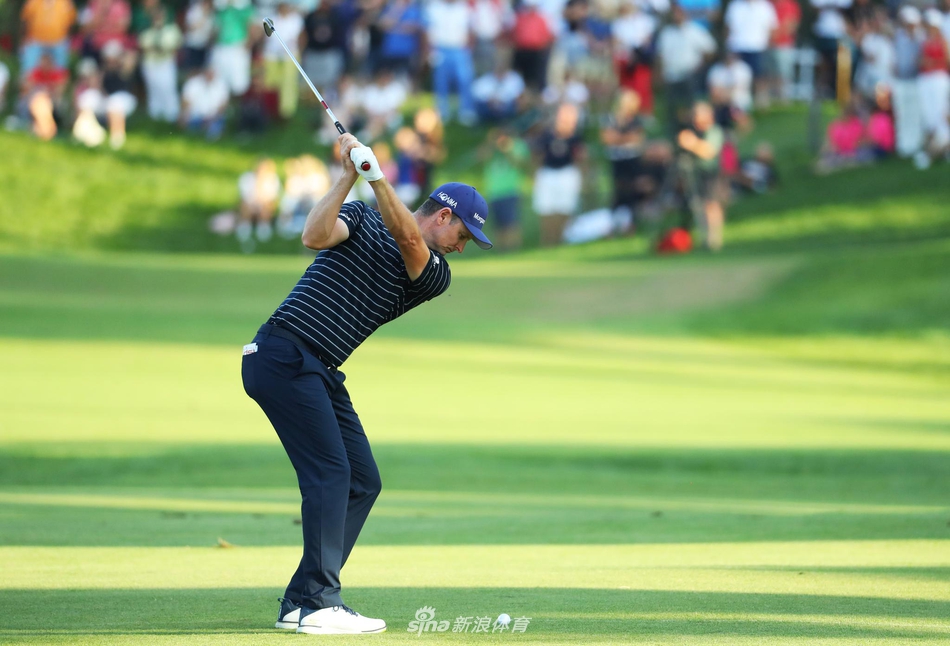 奥地利球手施瓦布推入关键一推后振臂欢呼，胜利的喜悦感染了现场所有观众。