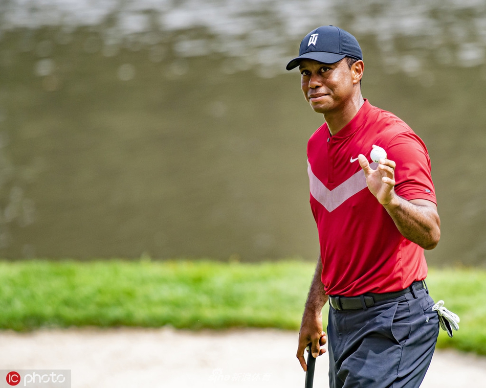 托马斯高举双臂迎接观众欢呼，身后是绿茵如画的梅黛娜球场