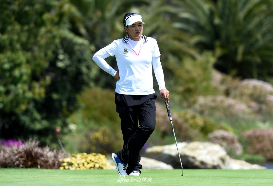 世界第一朴城炫在果岭边冷静观察球路，神情专注，展现出顶尖球员的沉稳气场。