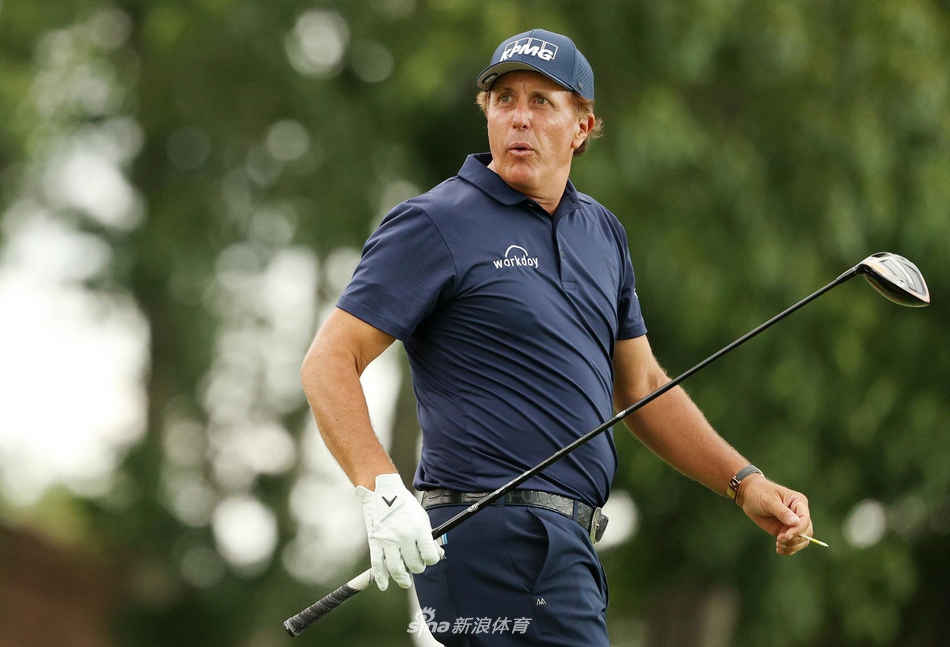 菲尔·米克尔森目光如炬，在果岭边审视线路，标志性的微笑中透露出志在必得的信心