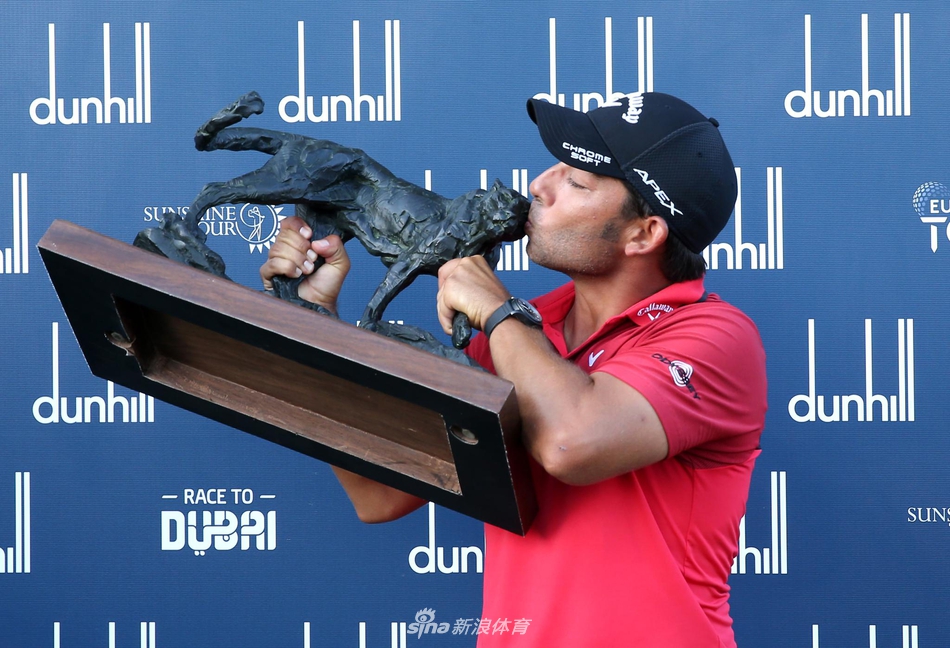 拉拉扎巴尔向观众席挥手致意,脸上洋溢着灿烂而真诚的笑容,感染了现场的每一位观众。