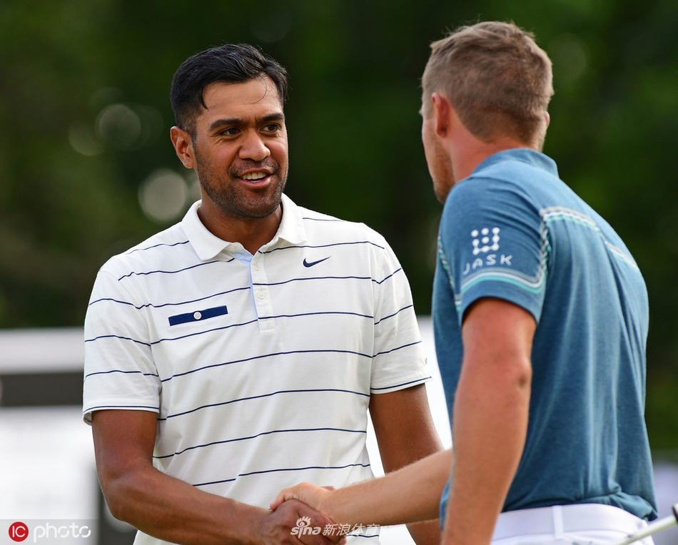 夕阳余晖下，球员们结束比赛走向会所，长长的影子投射在草地上，宁静而富有诗意