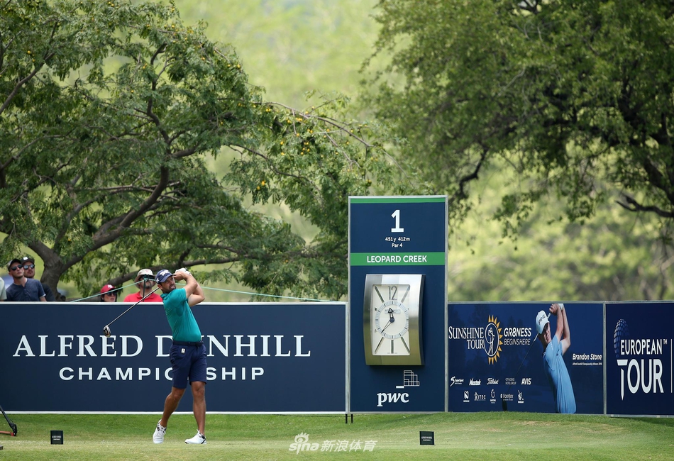 赛事官方海报:美洲虎溪球场的水障与绿树环绕,预示着这场锦标赛的挑战与魅力。