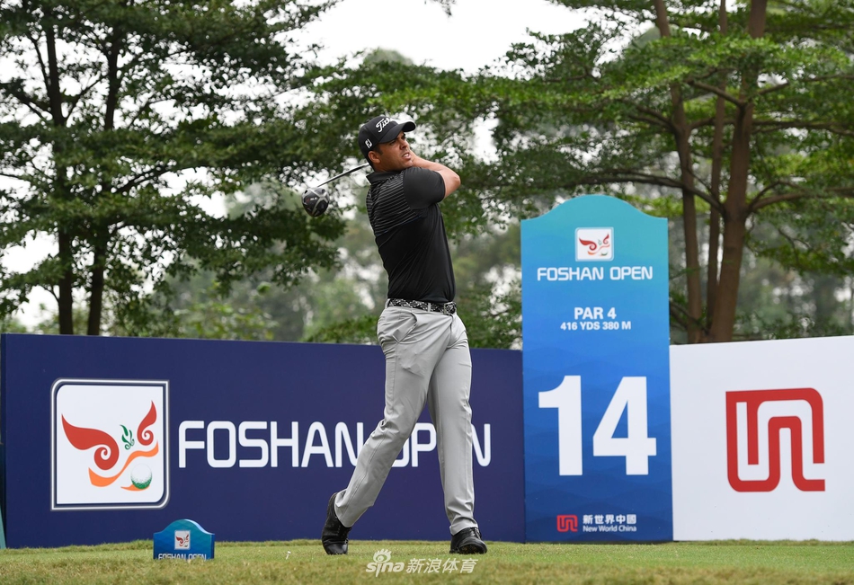 选手在长草区中冷静处理困难球位，专注的神情与周遭的绿草形成鲜明对比