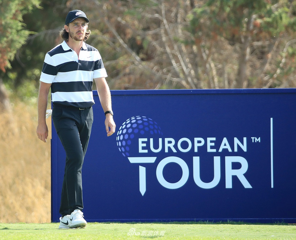 古尔日耳高举冠军奖杯香槟喷洒，金色香槟与银色奖杯在阳光下交相辉映，庆祝胜利时刻