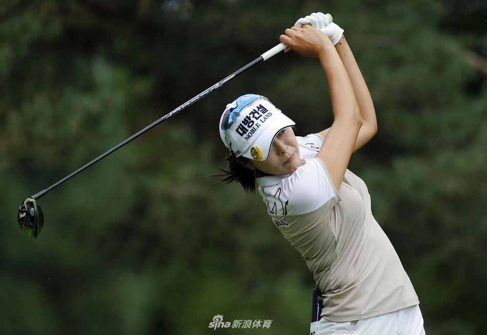 许美贞在波特兰精英赛首轮比赛中，神情专注地观察果岭推杆线路