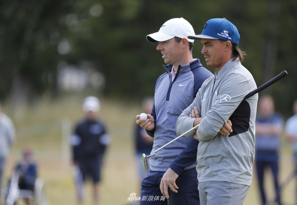 夕阳余晖下的球场美景,与球员孤独走向下一洞的身影构成动人画面。