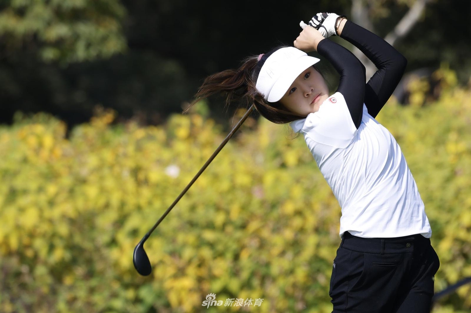 张维维在发球台上轻松挥杆,动作舒展如画,白色的球在空中划出一道优美而有力的弧线。