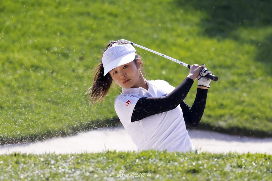 肖博文大力开球,身体完全扭转,力量迸发的瞬间被完美捕捉,尽显运动员的爆发力与动感之美。