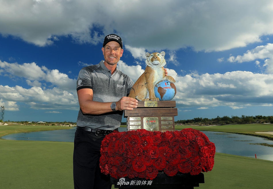 斯滕森在阿尔巴尼球场果岭上沉稳推杆，目光如炬，尽显北欧冰人的冷静与专注