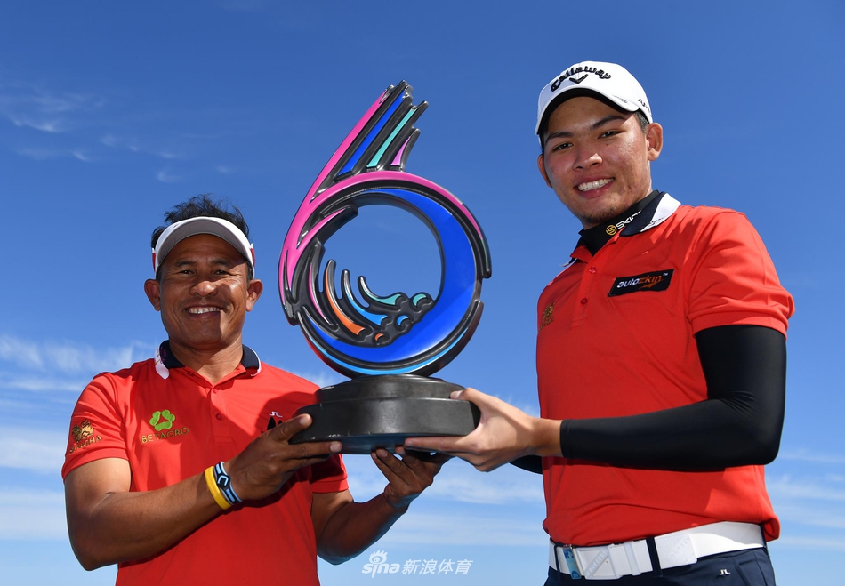 通差·贾第在比赛中观察果岭线,他表情沉稳睿智,手扶球杆静静思考,展现出久经沙场的老将风范与对胜利的专注渴望。