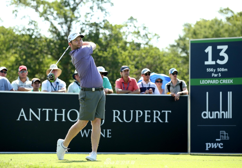 拉拉扎巴尔深情亲吻冠军奖杯,银色的奖杯在非洲阳光下熠熠生辉,映照着他写满故事的沧桑面孔。