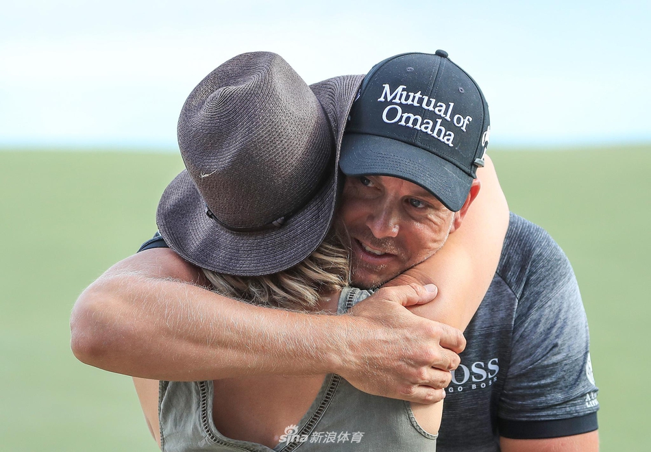 伍兹在赛后与斯滕森握手致意，两位伟大球员之间的尊重与风度尽在其中