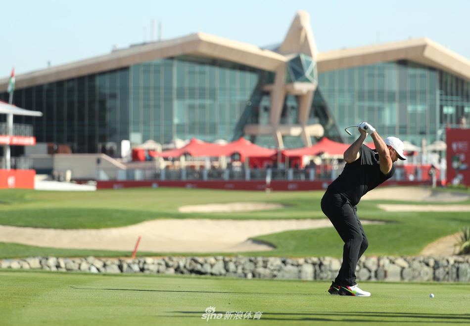 中国小将林钰鑫在沙坑中沉着救球，年轻的面庞上写满专注，展现了中国新生代高尔夫球手的沉稳与技术。