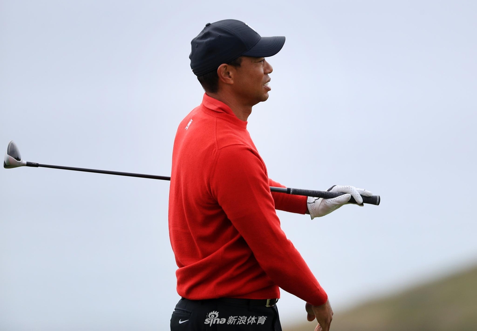 琼·拉姆大力开球后,身体完美收杆的平衡瞬间