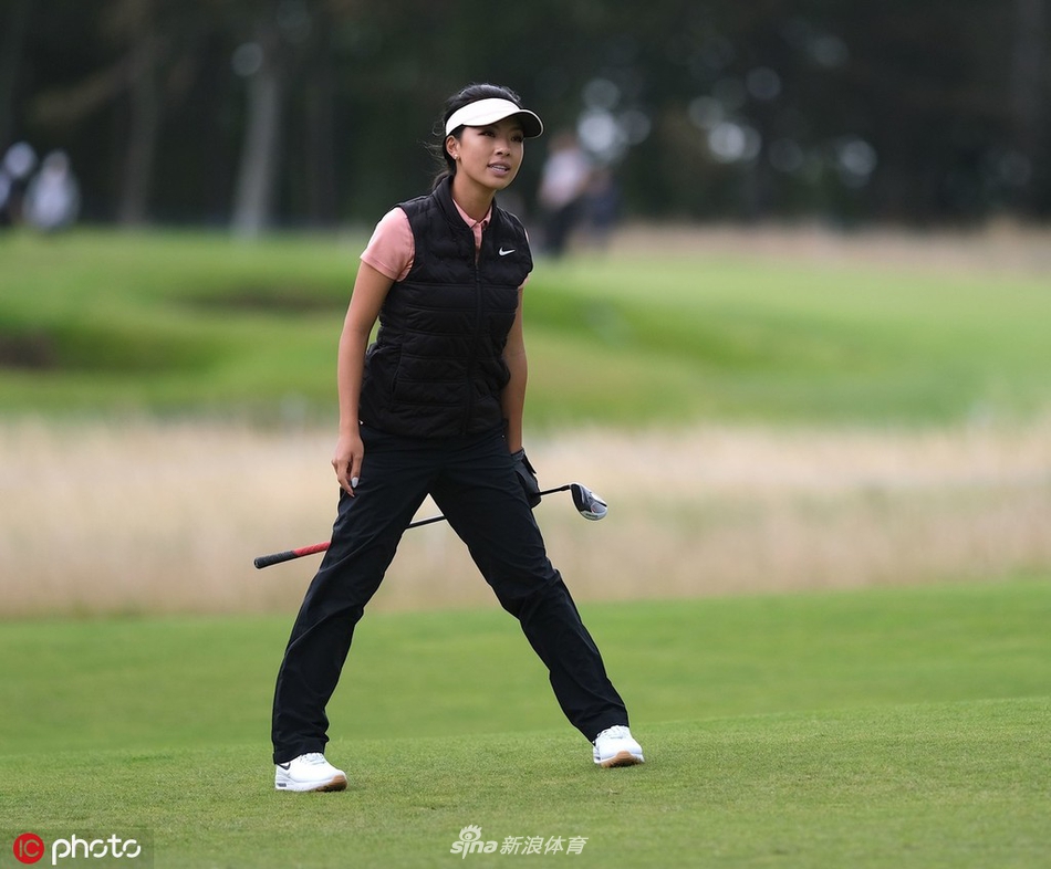 何沐妮与同组球友在苏格兰草地上愉快交谈，气氛轻松融洽