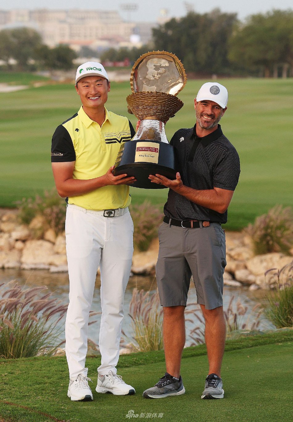 李昊桐俯身亲吻来之不易的冠军奖杯，深情款款，尽显对胜利的珍视与热爱