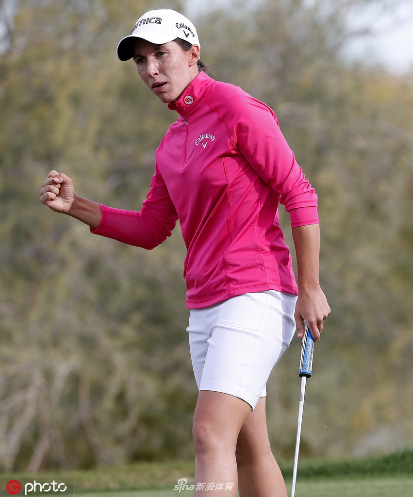 高真荣面带微笑走向下一洞，展现出顶尖球员的从容与风范