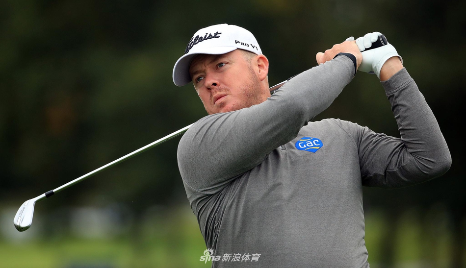 考赛茨在第14洞果岭边精准切球，小球滚入洞杯瞬间，观众爆发出热烈欢呼